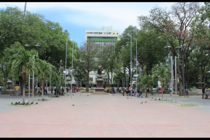 El caso más evidente es Norte de Santander, el departamento donde De la Espriella obtuvo su mayor porcentaje. Allí consiguió 76,56 % de los votos, equivalentes a 602.652 sufragios. Para 2027, la inversión regionalizada pasaría de $2,553 billones a $2,352 billones, una reducción de $200.673 millones, equivalente al 7,9 % - Foto: Parque Santander - Cúcuta - Rubén Valero