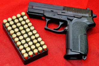 El propio Gobierno ha insistido en que la inmensa mayoría de los delitos con armas de fuego involucran armas ilegales. Ese argumento puede ser relevante, pero no responde por sí mismo qué ocurre cuando aumenta el número de armas disponibles legalmente entre la población - Foto: Augustas Didžgalvis