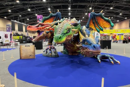 El Dragón de Pasto se alza como una de las obras más destacadas de SOFA 2025, creada por Muss Insuasti, maestro en Artes Visuales de la Universidad de Nariño y escultor del Carnaval de Negros y Blancos - Foto: Prensa Corferias