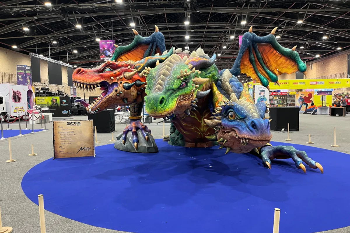 El Dragón de Pasto se alza como una de las obras más destacadas de SOFA 2025, creada por Muss Insuasti, maestro en Artes Visuales de la Universidad de Nariño y escultor del Carnaval de Negros y Blancos - Foto: Prensa Corferias