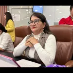 La citación de Ramírez también tiene un componente relacionado con su trayectoria dentro de las Farc. La JEP busca establecer si su relación con Manuel Marulanda, alias Tirofijo, fundador y máximo comandante de esa organización, junto con las funciones que desempeñó y su recorrido dentro de la estructura, le otorgaron una posición de influencia sobre otros integrantes - Foto: X/@SandraComunes