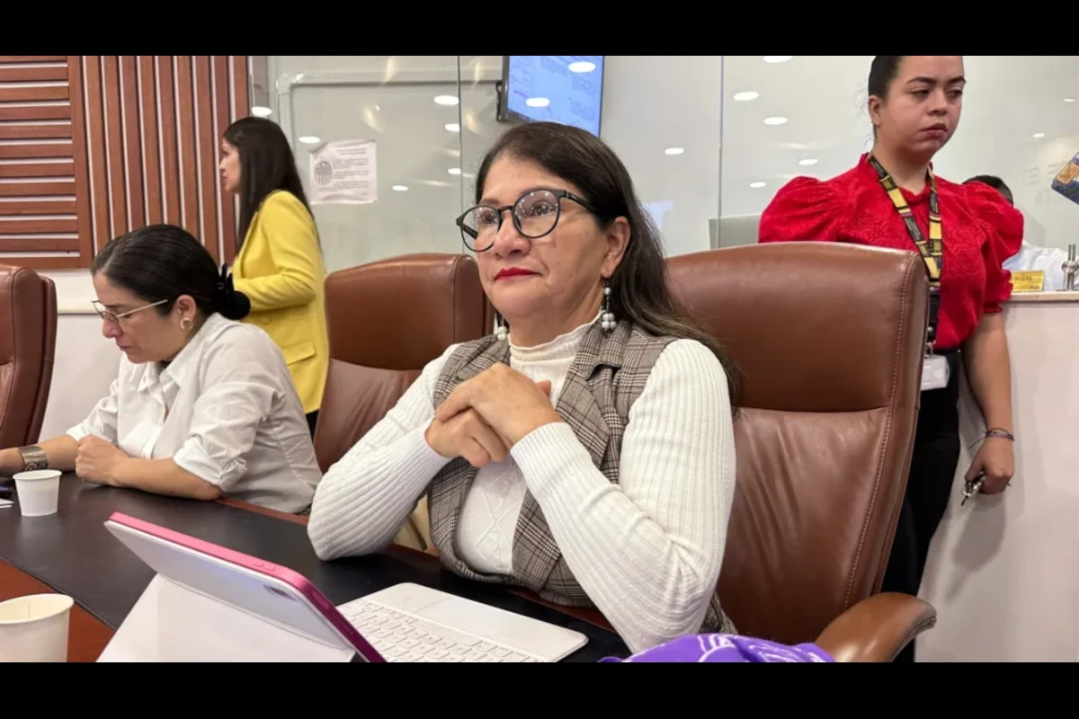 La citación de Ramírez también tiene un componente relacionado con su trayectoria dentro de las Farc. La JEP busca establecer si su relación con Manuel Marulanda, alias Tirofijo, fundador y máximo comandante de esa organización, junto con las funciones que desempeñó y su recorrido dentro de la estructura, le otorgaron una posición de influencia sobre otros integrantes - Foto: X/@SandraComunes