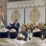 La escena adquiere relevancia porque Bet-El no es simplemente un lugar de encuentro político. Es una sinagoga de tradición masortí o conservadora, construida en 1964, donde se celebran los principales acontecimientos del calendario judío. De la Espriella llegó allí durante Rosh Hashaná, el Año Nuevo judío, y presentó su presencia como una expresión de respeto, afecto y fraternidad hacia la comunidad judía colombiana - Foto: Captura Vídeo