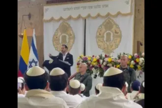La escena adquiere relevancia porque Bet-El no es simplemente un lugar de encuentro político. Es una sinagoga de tradición masortí o conservadora, construida en 1964, donde se celebran los principales acontecimientos del calendario judío. De la Espriella llegó allí durante Rosh Hashaná, el Año Nuevo judío, y presentó su presencia como una expresión de respeto, afecto y fraternidad hacia la comunidad judía colombiana - Foto: Captura Vídeo