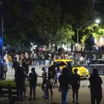 Ahí aparece el concepto de third place, el tercer lugar: un espacio diferente de la casa y de la escuela o el trabajo en el que las personas pueden reunirse de manera informal. Para los adolescentes puede ser un parque, una biblioteca, una plaza, un centro comunitario, una instalación deportiva o cualquier lugar accesible donde puedan permanecer sin tener que consumir dinero constantemente - Foto: Tyler Pasciak LaRiviere/Sun-Times