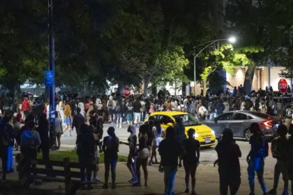 Ahí aparece el concepto de third place, el tercer lugar: un espacio diferente de la casa y de la escuela o el trabajo en el que las personas pueden reunirse de manera informal. Para los adolescentes puede ser un parque, una biblioteca, una plaza, un centro comunitario, una instalación deportiva o cualquier lugar accesible donde puedan permanecer sin tener que consumir dinero constantemente - Foto: Tyler Pasciak LaRiviere/Sun-Times