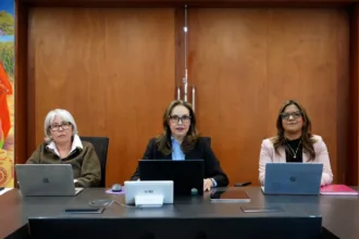 La razón entregada por la propia Morales (Centro) está relacionada con un asunto personal. En la carta enviada al presidente explicó que una “situación familiar inesperada” requiere su presencia y toda su atención de manera inmediata - Foto: Ministerio de Educación