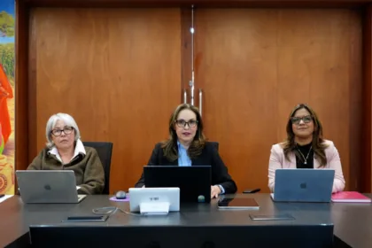 La razón entregada por la propia Morales (Centro) está relacionada con un asunto personal. En la carta enviada al presidente explicó que una “situación familiar inesperada” requiere su presencia y toda su atención de manera inmediata - Foto: Ministerio de Educación
