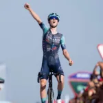 El corredor del Bahrain Victorious cruzó la línea de meta con 1 minuto y 56 segundos de ventaja sobre Urko Berrade, del Equipo Kern Pharma. Santiago Buitrago, compañero de Omrzel, terminó tercero a 2 minutos y 13 segundos - Foto: Vuelta a España