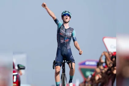 El corredor del Bahrain Victorious cruzó la línea de meta con 1 minuto y 56 segundos de ventaja sobre Urko Berrade, del Equipo Kern Pharma. Santiago Buitrago, compañero de Omrzel, terminó tercero a 2 minutos y 13 segundos - Foto: Vuelta a España