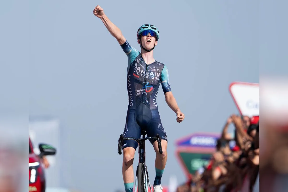 El corredor del Bahrain Victorious cruzó la línea de meta con 1 minuto y 56 segundos de ventaja sobre Urko Berrade, del Equipo Kern Pharma. Santiago Buitrago, compañero de Omrzel, terminó tercero a 2 minutos y 13 segundos - Foto: Vuelta a España