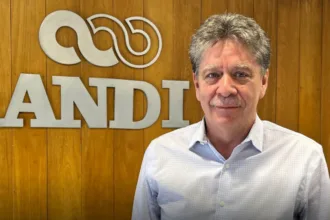 La situación resulta especialmente significativa porque Mac Master fue ratificado recientemente al frente de la ANDI. A comienzos de septiembre, la junta directiva del gremio eligió a Rodolfo Castillo como su presidente y mantuvo a Mac Master como presidente ejecutivo. Su actual periodo se extiende hasta finales de 2027 - Foto: Asopet