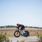 Küng, de 32 años y doble campeón europeo de contrarreloj, volvió a ganar una etapa de La Vuelta después de su triunfo en la contrarreloj final de la edición de 2024, disputada en Madrid. Su actuación confirmó su condición de especialista en una jornada prácticamente llana y favorable a los corredores de esta disciplina - Foto: Vuelta a España