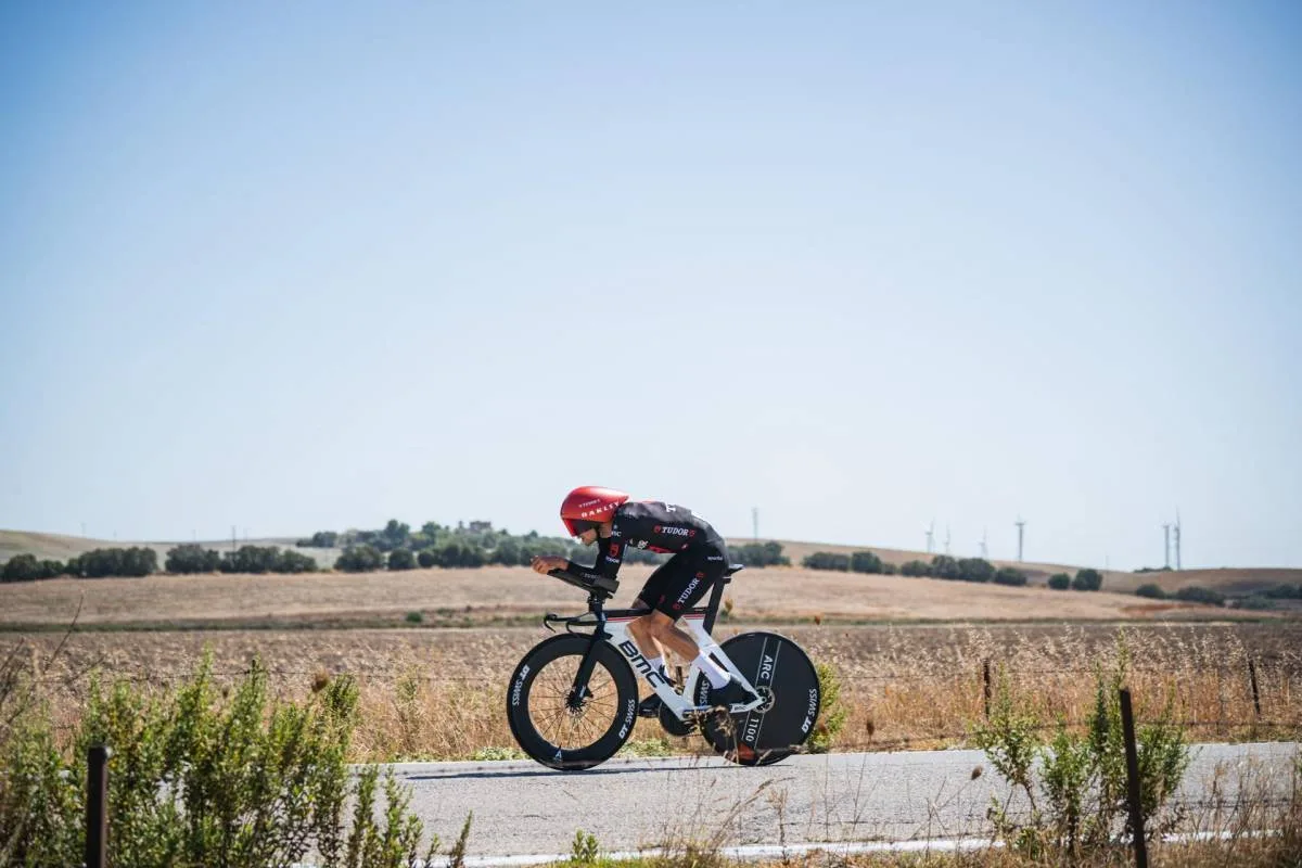 Küng, de 32 años y doble campeón europeo de contrarreloj, volvió a ganar una etapa de La Vuelta después de su triunfo en la contrarreloj final de la edición de 2024, disputada en Madrid. Su actuación confirmó su condición de especialista en una jornada prácticamente llana y favorable a los corredores de esta disciplina - Foto: Vuelta a España