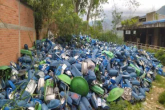 La controversia comenzó alrededor de las luminarias reemplazadas durante los procesos de modernización del alumbrado público de Bucaramanga. Parte de esos elementos terminó almacenada en las bodegas La Hormiga y Villas de San Ignacio, donde debían permanecer bajo custodia mientras se definía su destino - Foto: Revista Raya