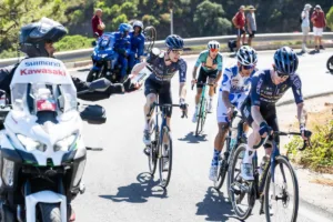 La fuga definitiva reunió a 16 corredores, entre ellos Buitrago, Dunbar, Thomas Gloag, Urko Berrade, Kevin Vermaerke, Pablo Castrillo y Guillaume Martin. El grupo consiguió una ventaja superior a los siete minutos antes de comenzar la subida definitiva a Peñas Blancas - Foto: Vuelta a España