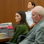 La defensa, encabezada por el abogado Kevin Reddington, sostiene que Clancy atravesaba un episodio de psicosis posparto agravado por una medicación mal ajustada: llegó a tomar hasta trece fármacos distintos para tratar el ánimo, la ansiedad y síntomas psicóticos. La fiscalía, en cambio, argumenta que estaba lúcida, que documentó su estado mental en notas de su teléfono y en un diario, y que incluso investigó formas de matar antes de hacerlo, lo que para ellos demuestra premeditación y no un colapso de la realidad - Foto: Boston Herald
