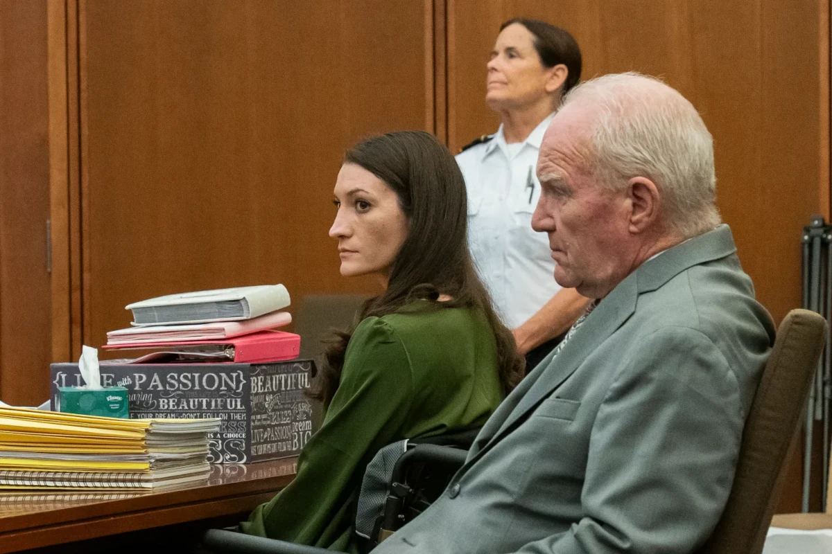 La defensa, encabezada por el abogado Kevin Reddington, sostiene que Clancy atravesaba un episodio de psicosis posparto agravado por una medicación mal ajustada: llegó a tomar hasta trece fármacos distintos para tratar el ánimo, la ansiedad y síntomas psicóticos. La fiscalía, en cambio, argumenta que estaba lúcida, que documentó su estado mental en notas de su teléfono y en un diario, y que incluso investigó formas de matar antes de hacerlo, lo que para ellos demuestra premeditación y no un colapso de la realidad - Foto: Boston Herald