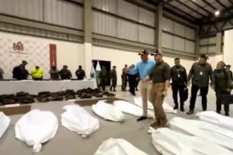 En el registro audiovisual, De la Espriella aparece acompañado por el ministro de Defensa, Jorge Eduardo Mora, y miembros de la cúpula militar y policial. El mandatario recorre el lugar mientras se observan bolsas blancas que contienen los cuerpos recuperados tras la operación - Foto: Presidencia