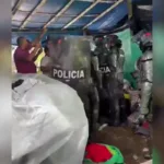 Según la denuncia recogida por distintos medios, las familias se encontraban en un refugio instalado por los propios afectados. La intervención terminó con su salida del predio y, de acuerdo con testimonios divulgados posteriormente, algunos de los desalojados denunciaron golpes, detenciones y otras actuaciones durante el procedimiento. Esas acusaciones corresponden a los afectados y no han sido esclarecidas públicamente en detalle por la Policía - Foto: Redes Sociales