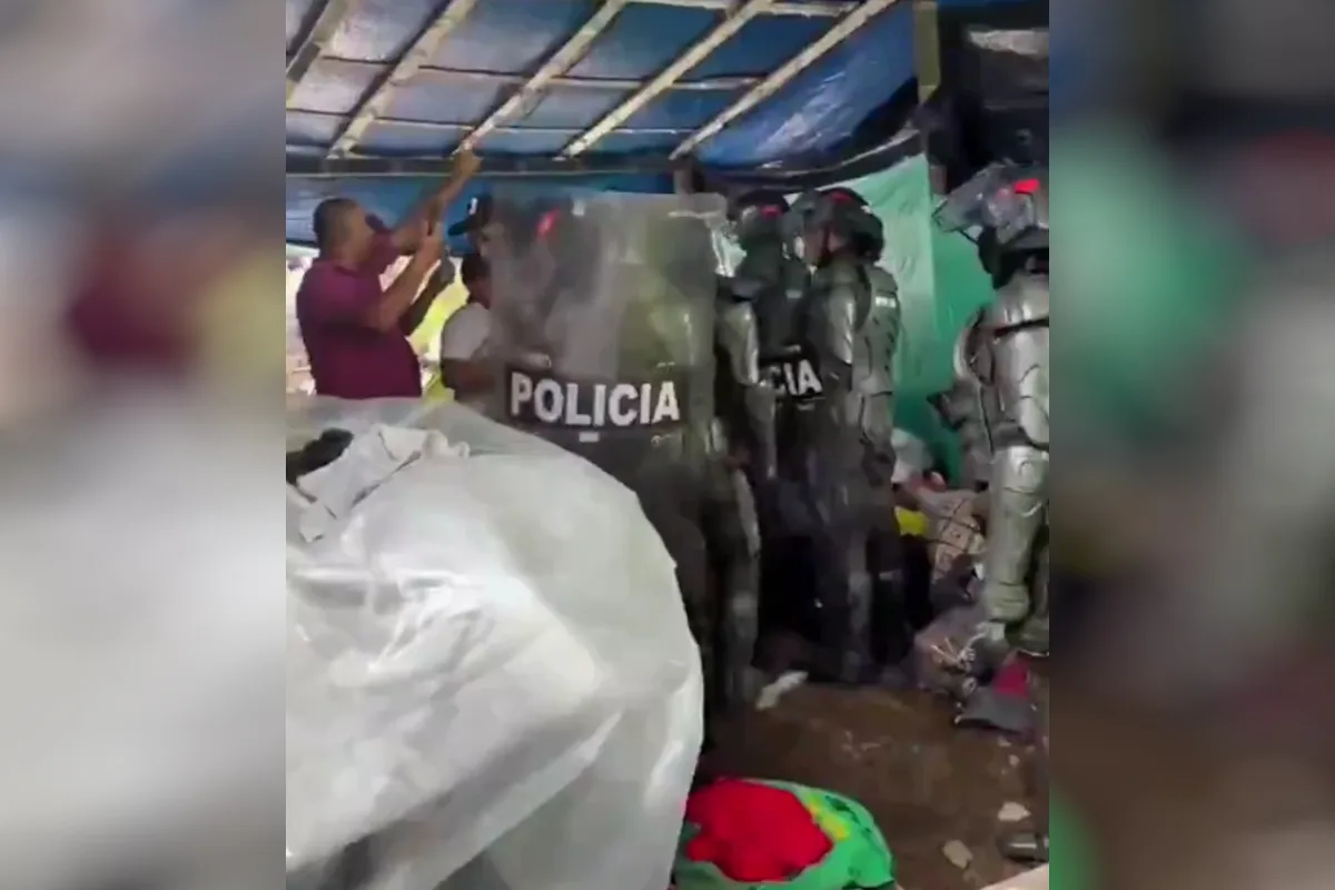Según la denuncia recogida por distintos medios, las familias se encontraban en un refugio instalado por los propios afectados. La intervención terminó con su salida del predio y, de acuerdo con testimonios divulgados posteriormente, algunos de los desalojados denunciaron golpes, detenciones y otras actuaciones durante el procedimiento. Esas acusaciones corresponden a los afectados y no han sido esclarecidas públicamente en detalle por la Policía - Foto: Redes Sociales