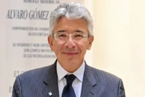 El detonante fueron unas declaraciones de Gómez sobre Álvaro Uribe. En una entrevista con la periodista Eva Rey, el dirigente de Salvación Nacional calificó al expresidente como “socialdemócrata” y, al profundizar en sus diferencias ideológicas, afirmó: “es un socialista, sí” - Foto: Instagram Enrique Gómez