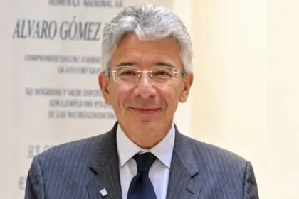El detonante fueron unas declaraciones de Gómez sobre Álvaro Uribe. En una entrevista con la periodista Eva Rey, el dirigente de Salvación Nacional calificó al expresidente como “socialdemócrata” y, al profundizar en sus diferencias ideológicas, afirmó: “es un socialista, sí” - Foto: Instagram Enrique Gómez