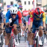 Mientras Tronchon celebraba su primera victoria en una Gran Vuelta, Enric Mas, del Movistar Team, llegó sin problemas integrado en el pelotón y mantuvo el liderato de la clasificación general - Foto: Vuelta a España