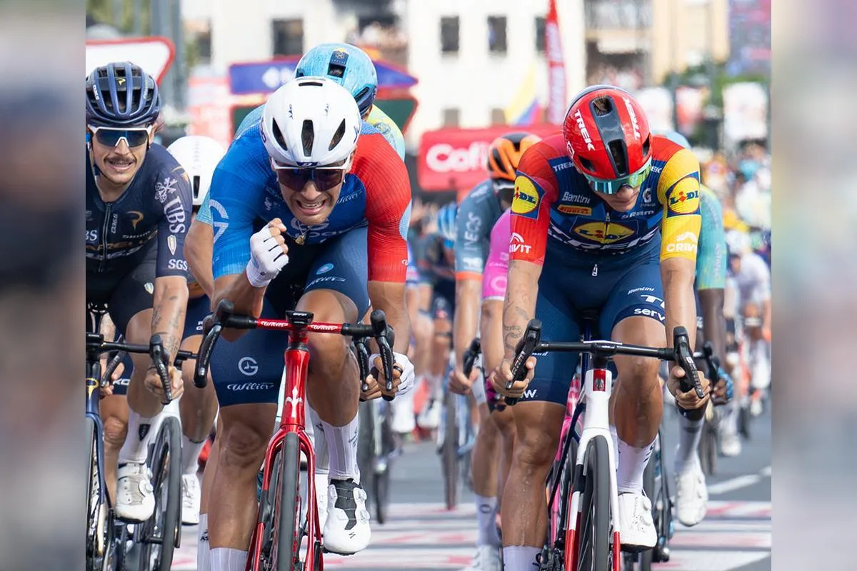 Mientras Tronchon celebraba su primera victoria en una Gran Vuelta, Enric Mas, del Movistar Team, llegó sin problemas integrado en el pelotón y mantuvo el liderato de la clasificación general - Foto: Vuelta a España