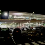 El episodio comenzó alrededor de las 6:30 de la tarde, cerca de la puerta 10 de la terminal aérea, en medio de una riña entre taxistas. Según la versión entregada por las autoridades, la disputa habría comenzado por una carrera o pasajero y terminó con uno de los conductores utilizando un arma traumática - Foto: Archivo/Ronald Cano