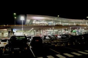 El episodio comenzó alrededor de las 6:30 de la tarde, cerca de la puerta 10 de la terminal aérea, en medio de una riña entre taxistas. Según la versión entregada por las autoridades, la disputa habría comenzado por una carrera o pasajero y terminó con uno de los conductores utilizando un arma traumática - Foto: Archivo/Ronald Cano