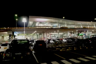 El episodio comenzó alrededor de las 6:30 de la tarde, cerca de la puerta 10 de la terminal aérea, en medio de una riña entre taxistas. Según la versión entregada por las autoridades, la disputa habría comenzado por una carrera o pasajero y terminó con uno de los conductores utilizando un arma traumática - Foto: Archivo/Ronald Cano