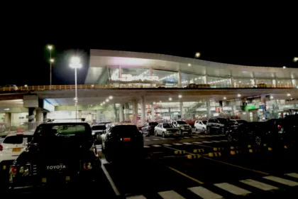 El episodio comenzó alrededor de las 6:30 de la tarde, cerca de la puerta 10 de la terminal aérea, en medio de una riña entre taxistas. Según la versión entregada por las autoridades, la disputa habría comenzado por una carrera o pasajero y terminó con uno de los conductores utilizando un arma traumática - Foto: Archivo/Ronald Cano