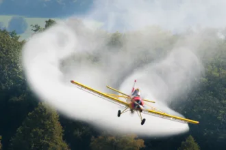 La orden judicial no declaró ilegal la Resolución 0007 del 18 de agosto de 2026, mediante la cual el Consejo Nacional de Estupefacientes autorizó el piloto. Lo que hizo fue suspender temporalmente cualquier actividad de aspersión aérea con glufosinato en Putumayo mientras recauda la información necesaria y adopta una decisión de fondo - Foto: Stefan Krause