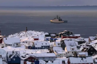 Trump presentó el pacto como un acuerdo que concede a Estados Unidos un control permanente sobre la seguridad de Groenlandia y afirmó que Washington tendrá capacidad para hacer lo necesario para defender la isla y sus propios intereses. También aseguró que ningún adversario estadounidense podrá establecer allí bases, desplegar personal militar o realizar determinadas inversiones sin autorización de Washington - Foto: Redes Sociales