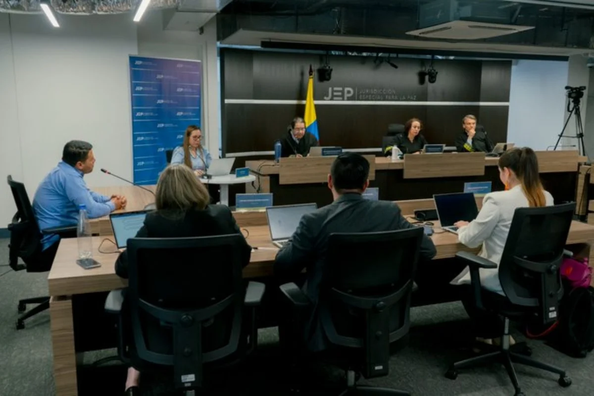 Pero la proporción de las cifras introduce una pregunta que va más allá de la contabilidad. El déficit de la Rama Judicial ha sido calculado en alrededor de $6 billones, de modo que los $100.000 millones que se propone trasladar representarían aproximadamente el 1,7 % de esa necesidad. Incluso si se tomaran los $170.000 millones completos, equivaldrían a cerca del 2,8 % - Foto: JEP
