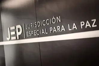 La JEP sostiene que quitarle $100.000 millones equivaldría a reducir en cerca de 62 % los recursos proyectados para 2027. Además, afirma que arrastra una desfinanciación acumulada de $84.663 millones. Estas cifras corresponden a la posición institucional de la jurisdicción frente a la propuesta y deben ser examinadas junto con la ejecución presupuestal y las obligaciones concretas que tendría que cubrir - Foto: JEP