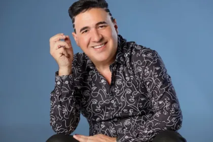 República Dominicana sumará su presencia con Mickey Taveras, intérprete que alcanzó gran reconocimiento en los años noventa con temas como Y qué me pasa y Quiéreme, que combinaron la salsa con la balada romántica - Foto: Idartes