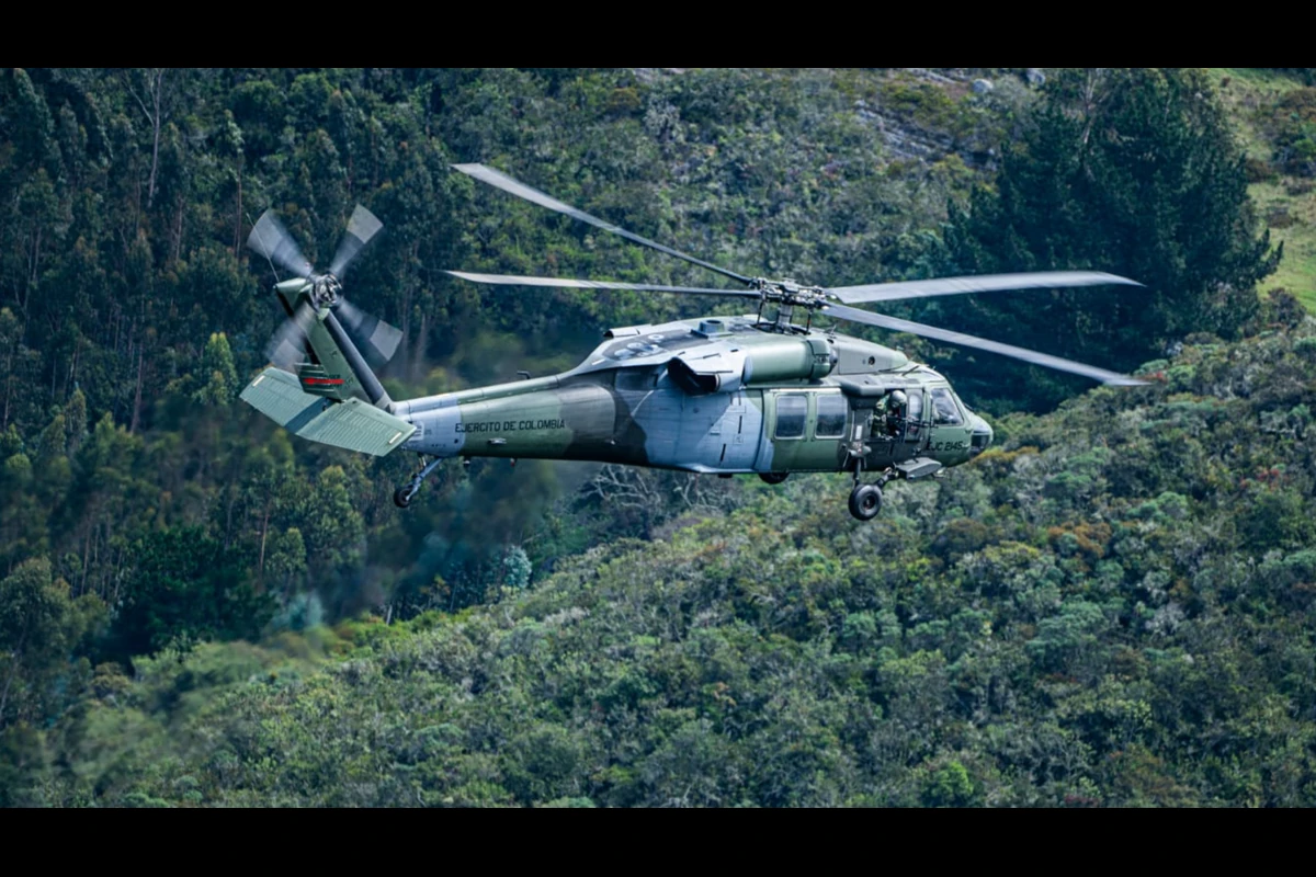 Bogotá concentra buena parte de las instituciones desde las cuales se diseñan las políticas de seguridad, se imparten las órdenes militares y se construyen los discursos sobre el conflicto. Pero los habitantes de las zonas rurales son quienes conviven con los combates, los desplazamientos, los confinamientos, los operativos militares y también con la presencia de grupos armados que constituyen el objetivo de esas operaciones - Foto: Fuerzas Militares
