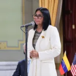 La explicación ofrecida por la administración de Donald Trump está relacionada con el cambio político ocurrido en Venezuela durante 2026 y con la cooperación que Washington atribuye al Gobierno interino encabezado por Delcy Rodríguez. Trump presentó esa cooperación como evidencia de un cambio en la política antidrogas de Caracas - Foto: Presidencia de Venezuela