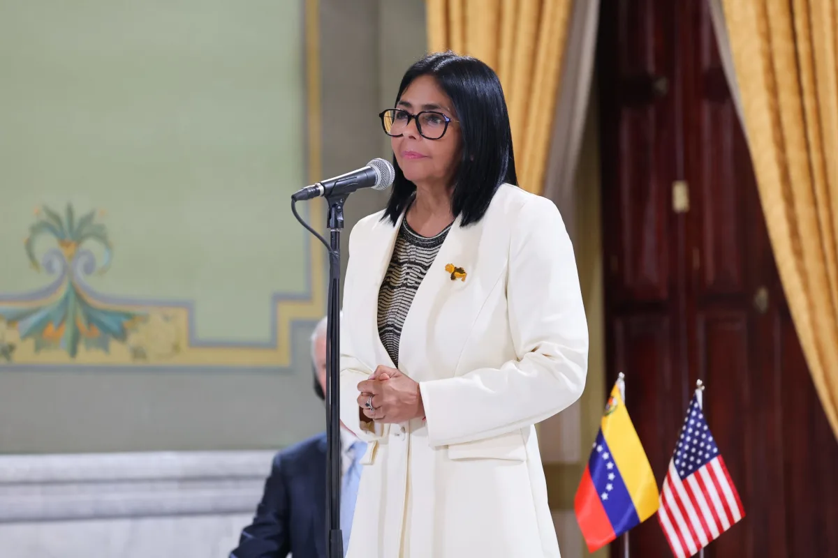 La explicación ofrecida por la administración de Donald Trump está relacionada con el cambio político ocurrido en Venezuela durante 2026 y con la cooperación que Washington atribuye al Gobierno interino encabezado por Delcy Rodríguez. Trump presentó esa cooperación como evidencia de un cambio en la política antidrogas de Caracas - Foto: Presidencia de Venezuela