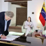 Gilinski presentó la operación como una apuesta de largo plazo por Venezuela y por la capacidad técnica de GeoPark para desarrollar el campo de manera responsable. Durante el acto de firma destacó la expectativa de trabajar junto a PDVSA y convirtió el acuerdo en una señal pública de confianza en el futuro del país.- Foto: Gobierno de Venezuela