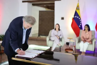 Gilinski presentó la operación como una apuesta de largo plazo por Venezuela y por la capacidad técnica de GeoPark para desarrollar el campo de manera responsable. Durante el acto de firma destacó la expectativa de trabajar junto a PDVSA y convirtió el acuerdo en una señal pública de confianza en el futuro del país.- Foto: Gobierno de Venezuela