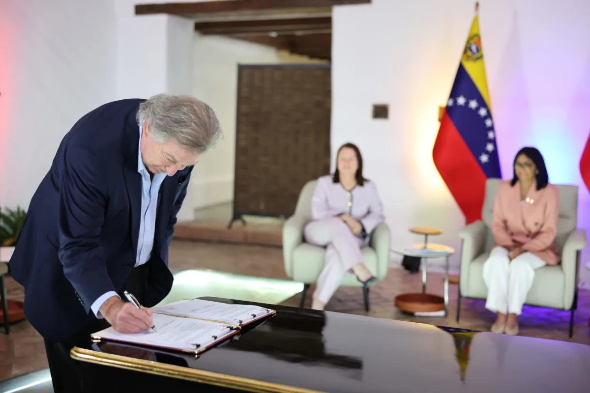 Gilinski presentó la operación como una apuesta de largo plazo por Venezuela y por la capacidad técnica de GeoPark para desarrollar el campo de manera responsable. Durante el acto de firma destacó la expectativa de trabajar junto a PDVSA y convirtió el acuerdo en una señal pública de confianza en el futuro del país.- Foto: Gobierno de Venezuela