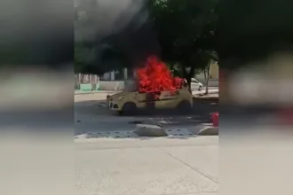 La situación escaló con ataques contra vehículos. Reportes de prensa registraron la quema de buses, camiones y otros automotores, además de bloqueos y amenazas dirigidas contra comerciantes y transportadores - Foto: Redes Sociales