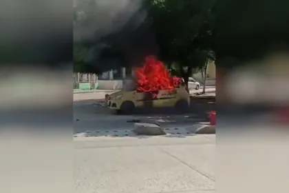 La situación escaló con ataques contra vehículos. Reportes de prensa registraron la quema de buses, camiones y otros automotores, además de bloqueos y amenazas dirigidas contra comerciantes y transportadores - Foto: Redes Sociales