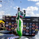 Al volante del Ford Mustang número 25 de Pole Motorsport by SG28, Calderón se impuso en una competencia en la que tuvo que defender durante buena parte de la prueba el primer lugar. La piloto, que compite en la categoría Challenge, terminó por delante de todos los participantes de la carrera - Foto: Nascar en Español