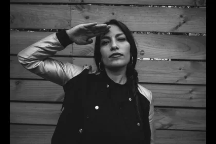 Por su parte, Ana Tijoux, una de las artistas más influyentes de la música latinoamericana, llega desde Chile con una trayectoria que combina activismo, poesía y arte. Reconocida por su paso en Makiza y por su carrera como solista, ha sido nominada en múltiples ocasiones al Grammy y ha colaborado con figuras como Wyclef Jean y Alicia Keys - Foto: X/@anatijoux