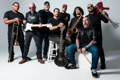 Platino' es una canción de rock moderno que cuenta una historia de amor fugaz y verdadero, pero pasajero. Es perfecta para dedicar a esa persona especial que inspira, emociona y saca la mejor versión del otro. Aborda temáticas como amor desenfrenado, locura y desespero por alguien; y apego total - Foto: Los Inconformes