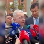 Antes de ingresar a la Fiscalía, Uribe hizo una declaración pública en la que rechazó las acusaciones. “Hoy acudo a decir que no he sido asesino”, afirmó, y sostuvo que comparecía por respeto a la Constitución, a su familia, a los colombianos y a la justicia - Foto: X/@AlvaroUribeVel
